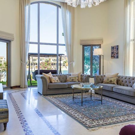 Chic 4Br Villa With Assistant Room And Private Pool On Palm Jumeirah By Deluxe Holiday Homes Dubai Eksteriør bilde