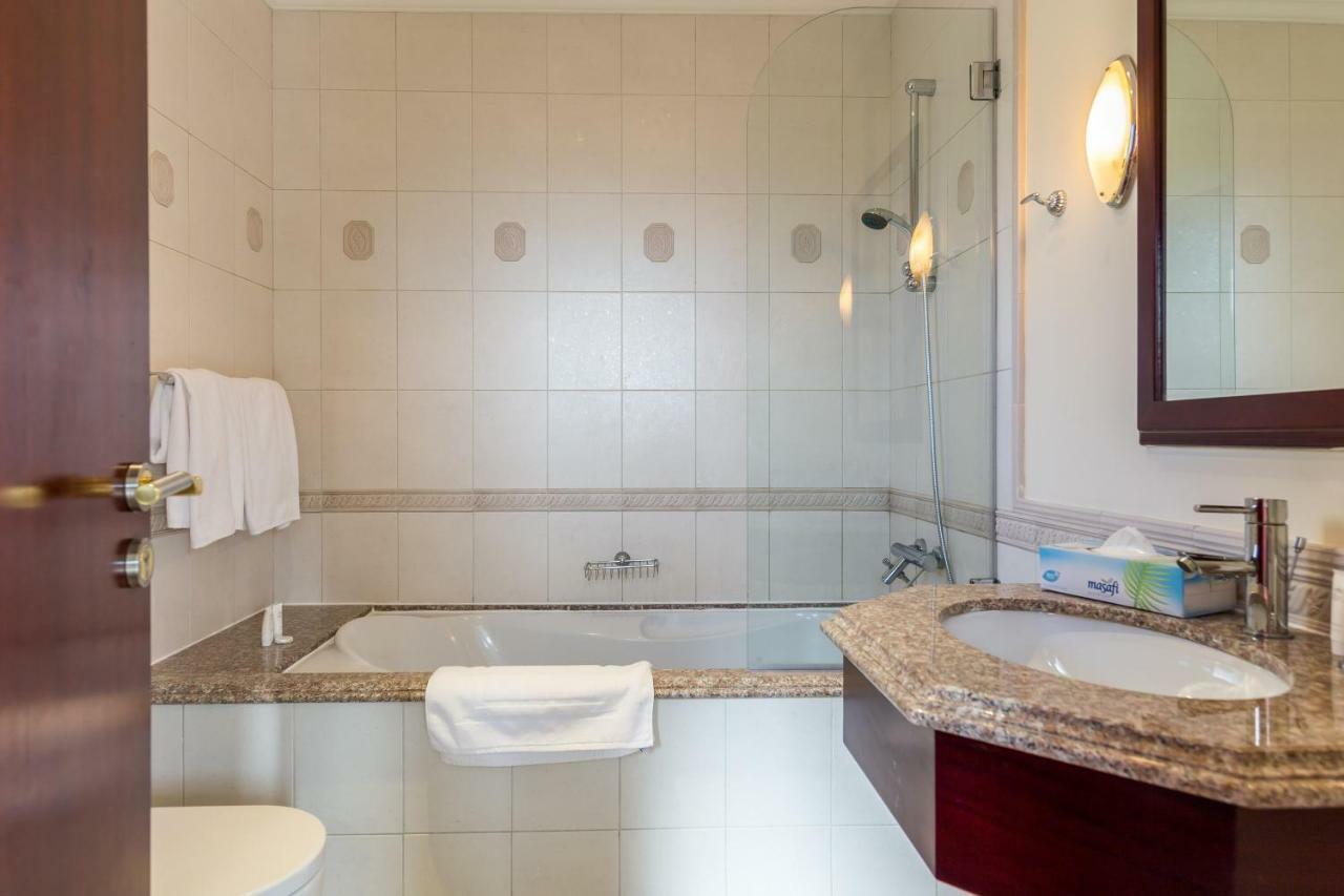 Chic 4Br Villa With Assistant Room And Private Pool On Palm Jumeirah By Deluxe Holiday Homes Dubai Eksteriør bilde