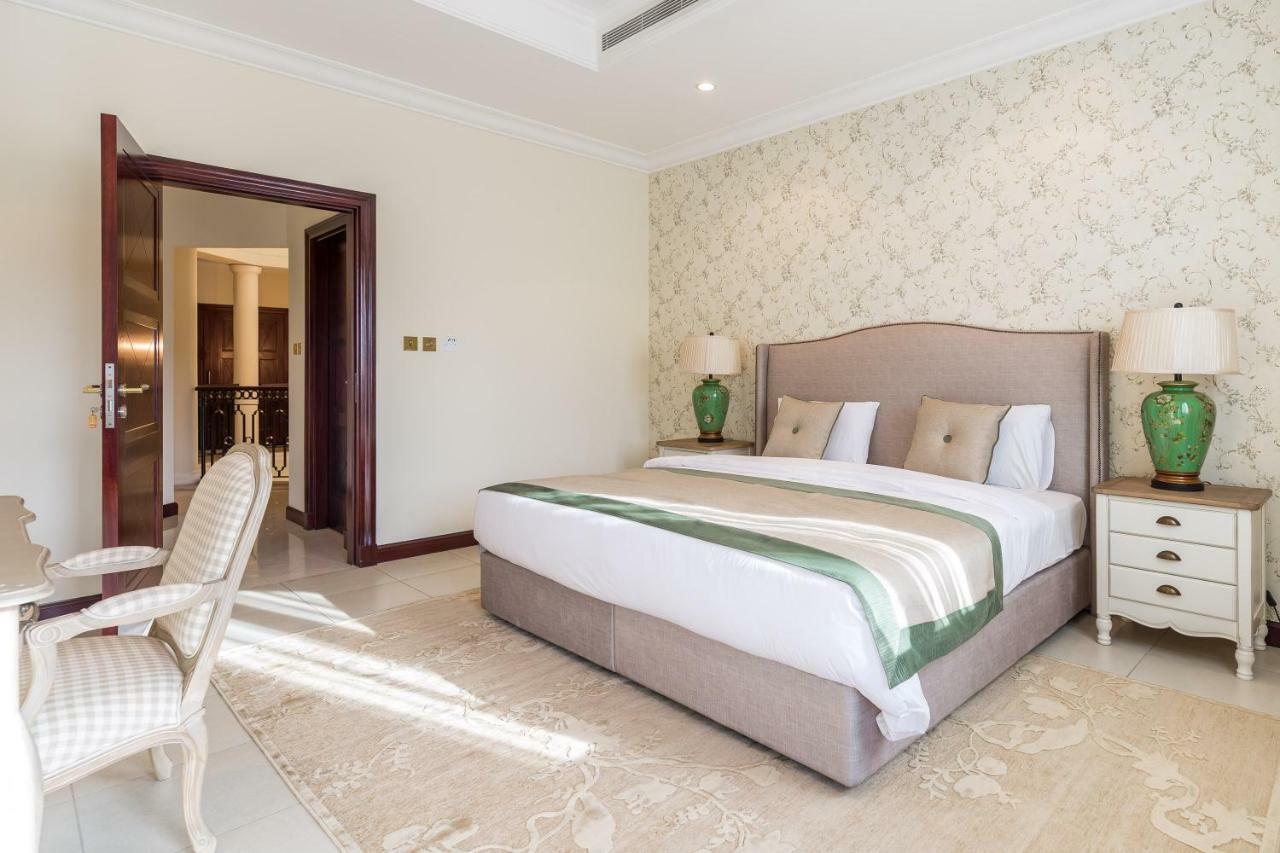 Chic 4Br Villa With Assistant Room And Private Pool On Palm Jumeirah By Deluxe Holiday Homes Dubai Eksteriør bilde