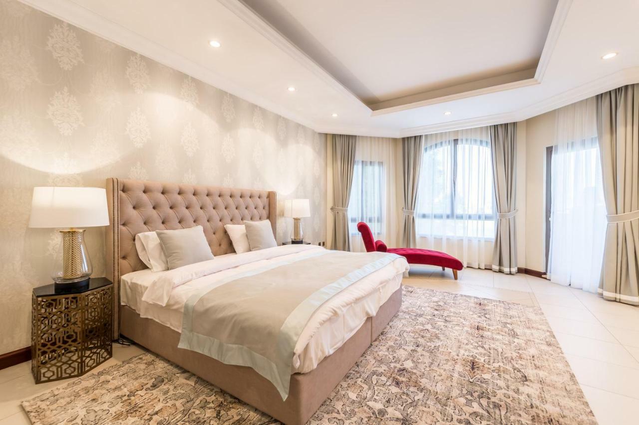 Chic 4Br Villa With Assistant Room And Private Pool On Palm Jumeirah By Deluxe Holiday Homes Dubai Eksteriør bilde