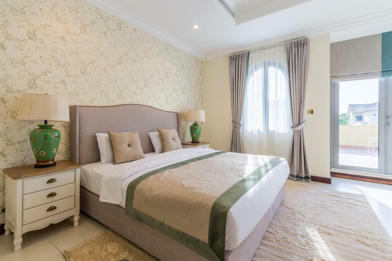 Chic 4Br Villa With Assistant Room And Private Pool On Palm Jumeirah By Deluxe Holiday Homes Dubai Eksteriør bilde